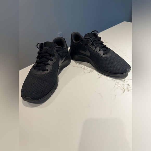 NIKE Running Shoes. Black, Size 5 - Picture 3 of 15